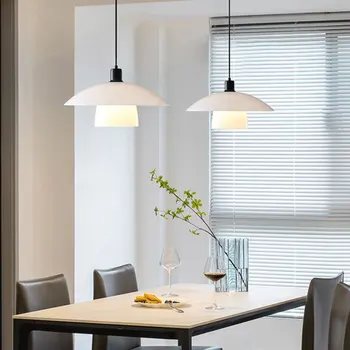Японски минималистичен ресторант, висящи лампи, таван полилей за трапезария, дизайнерски датски масичка PH5 Wabi-sabi.
