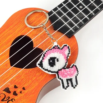Розово елен САМ ключодържател-окачване ягодово котка, формован кръстат бод, украса за ключовете за колата